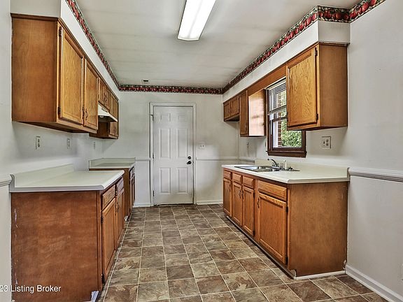 3rd image of 1700 White Oak Ct