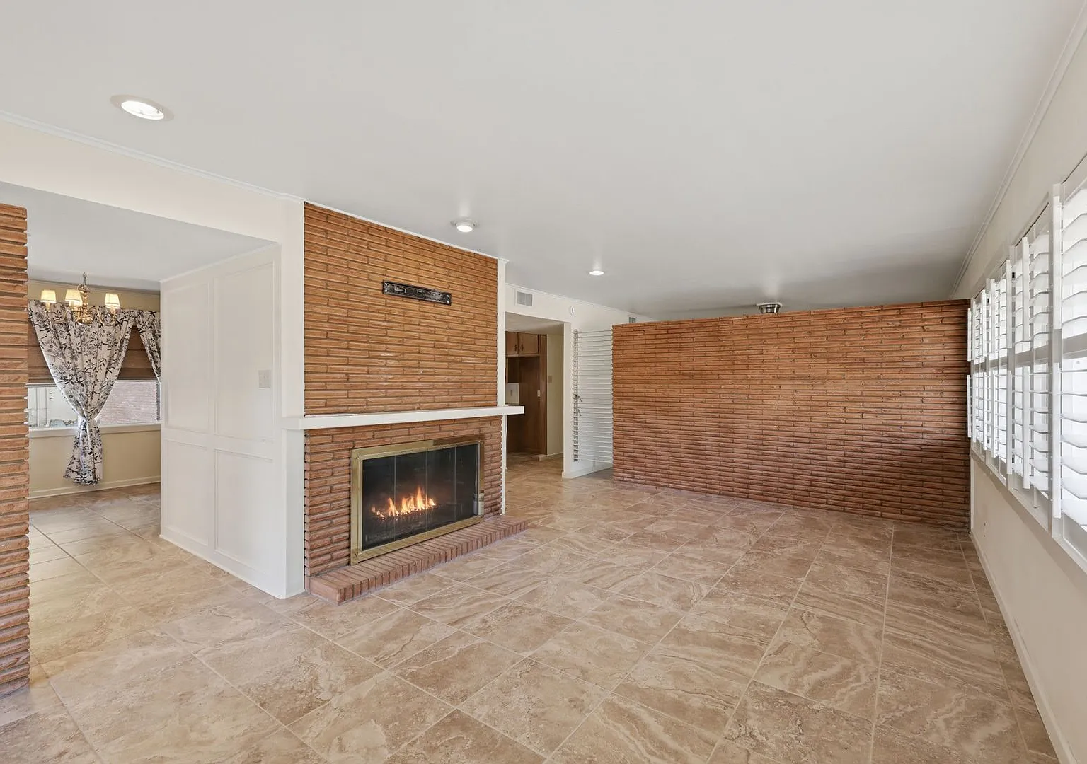 Available Now! Charming Mid-Century Gem Near Tamu 3 Bed/2 Bath In Bryan — Photo 2