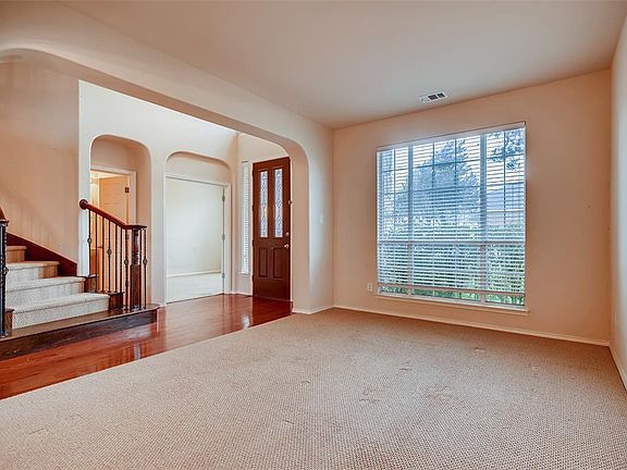 4th image of 682 Oak Creek Dr