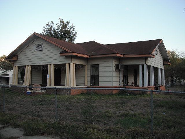 1st image of 609 Persimmon Ave
