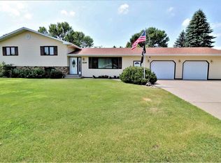 2116 Parkside Dr, Minot, ND 58701