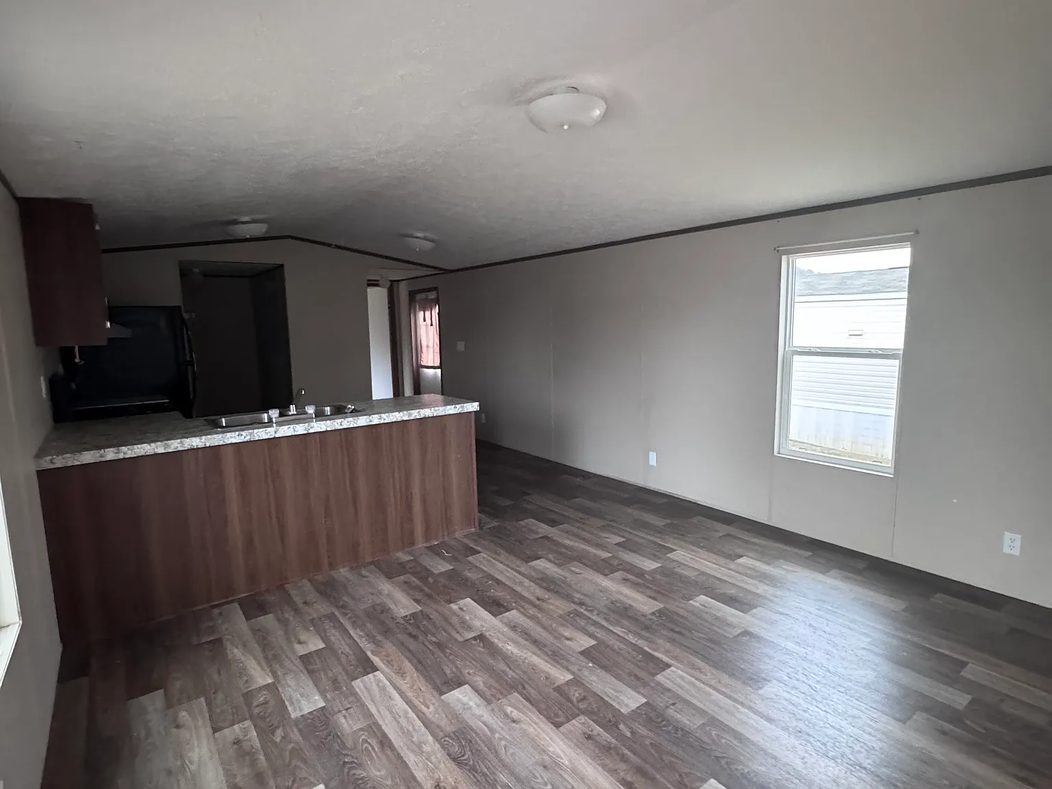 3 bed, 900 sqft, $950 — Photo 2