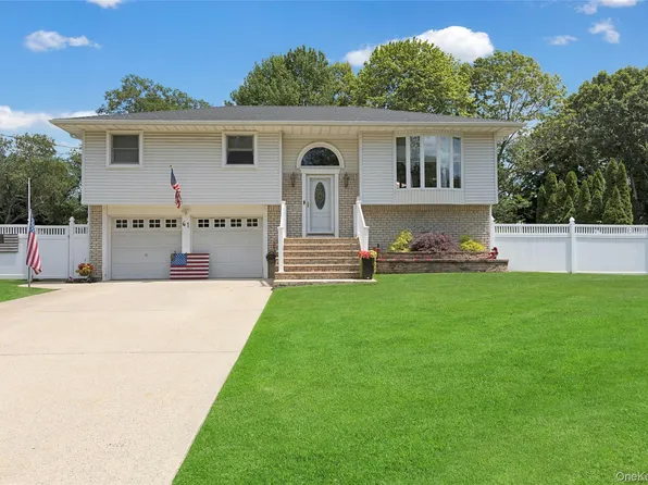 61 Yale Avenue, Oakdale, NY 11769