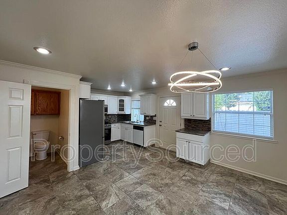4th image of 949 1/2 N Windeler Ave