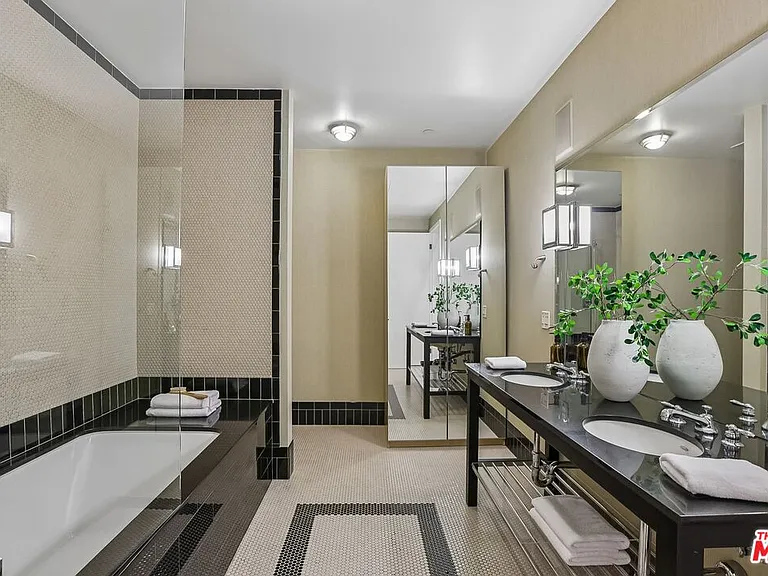 1645 N Vine St #911 — Photo 45
