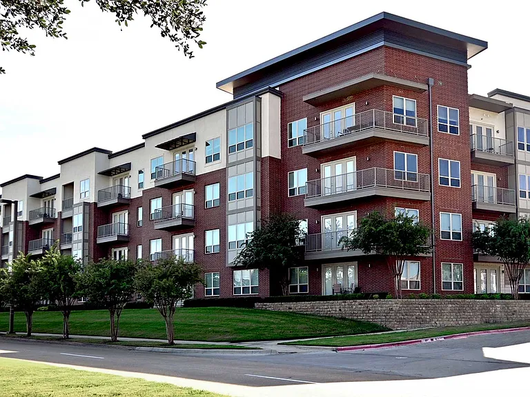 Crest at Las Colinas Station — Photo 41