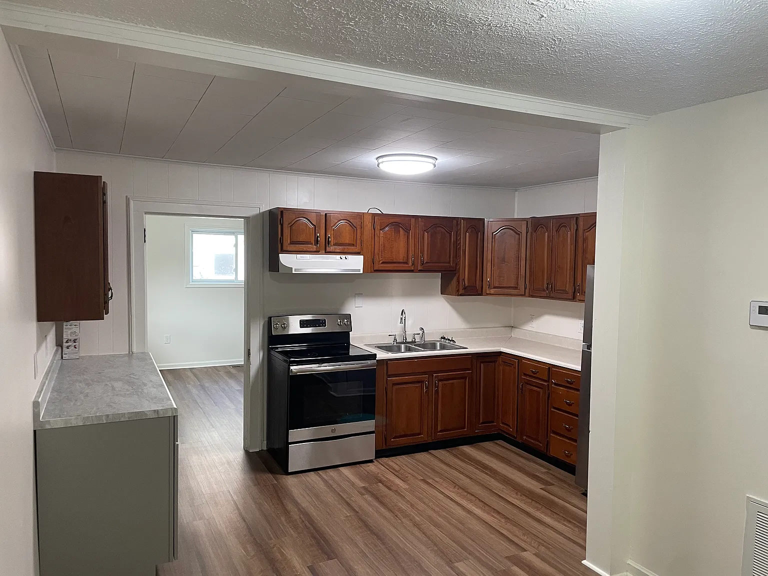 3 bed, 1600 sqft, $1,600 — Photo 3