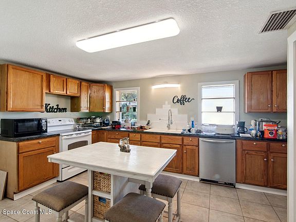 4th image of 320 Sunset Dr