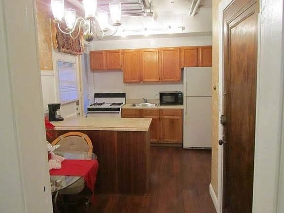 2nd image of 4821-4823 W Montrose Ave