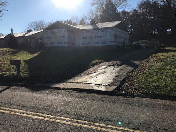 3rd image of 902 Lancaster St
