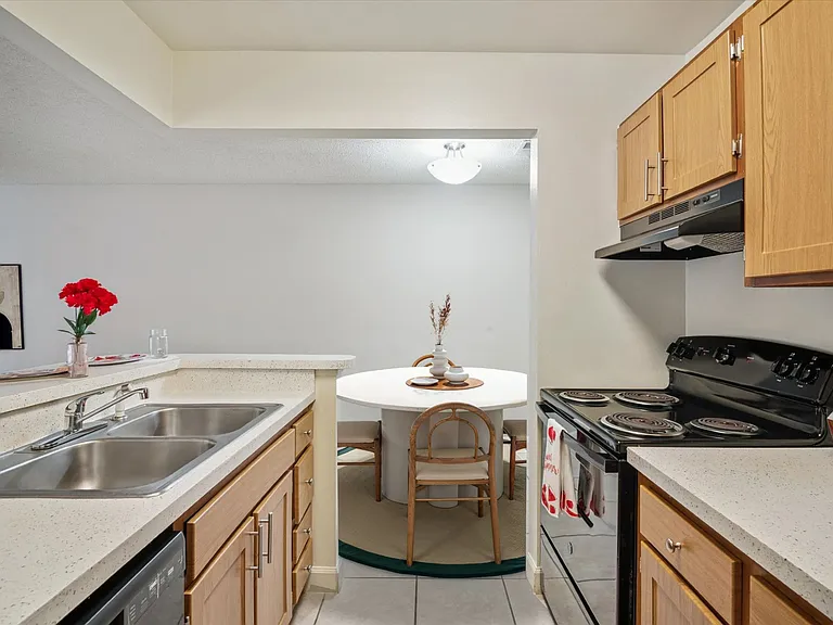 One Bedroom Large - 1 Bed / 1 Bath - 715 Sq.Ft.