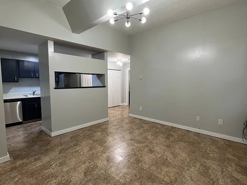 13 N College St #29