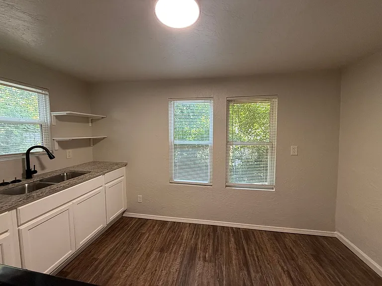 1612 N Villa Ave — Photo 5