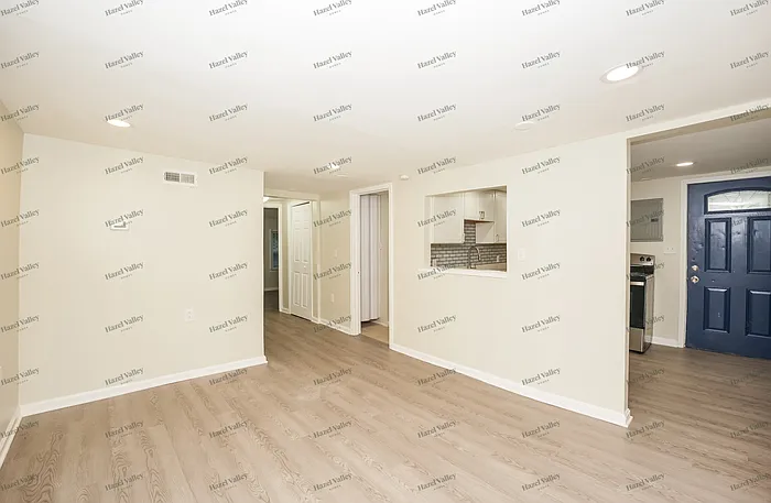 3 bed, 1.0 bath, 900 sqft, $1,425 — Photo 4