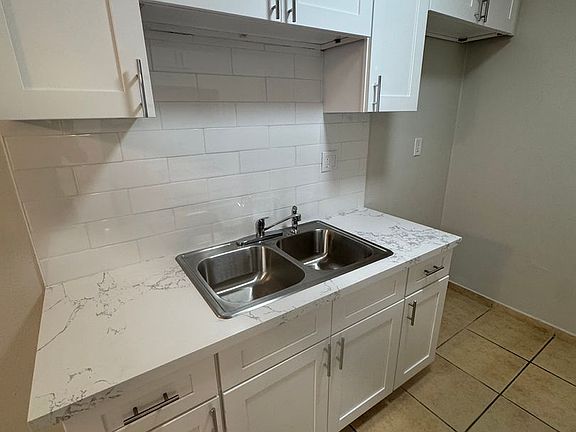 2nd image of 1622-1658 W Walnut St #3