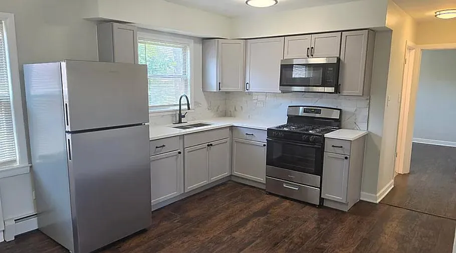 7810 S Escanaba Ave - 3A-3B-3C — Photo 3
