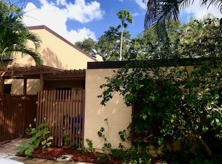 1561 E Golfview Dr, Pembroke Pines, FL 33028