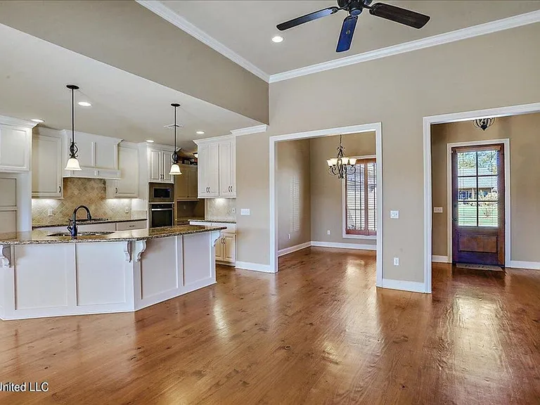 987 N Azalea Dr — Photo 4