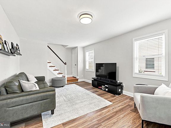 5th image of 864 Quaint St
