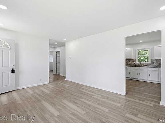 5th image of 3472 W Gracelawn Ave