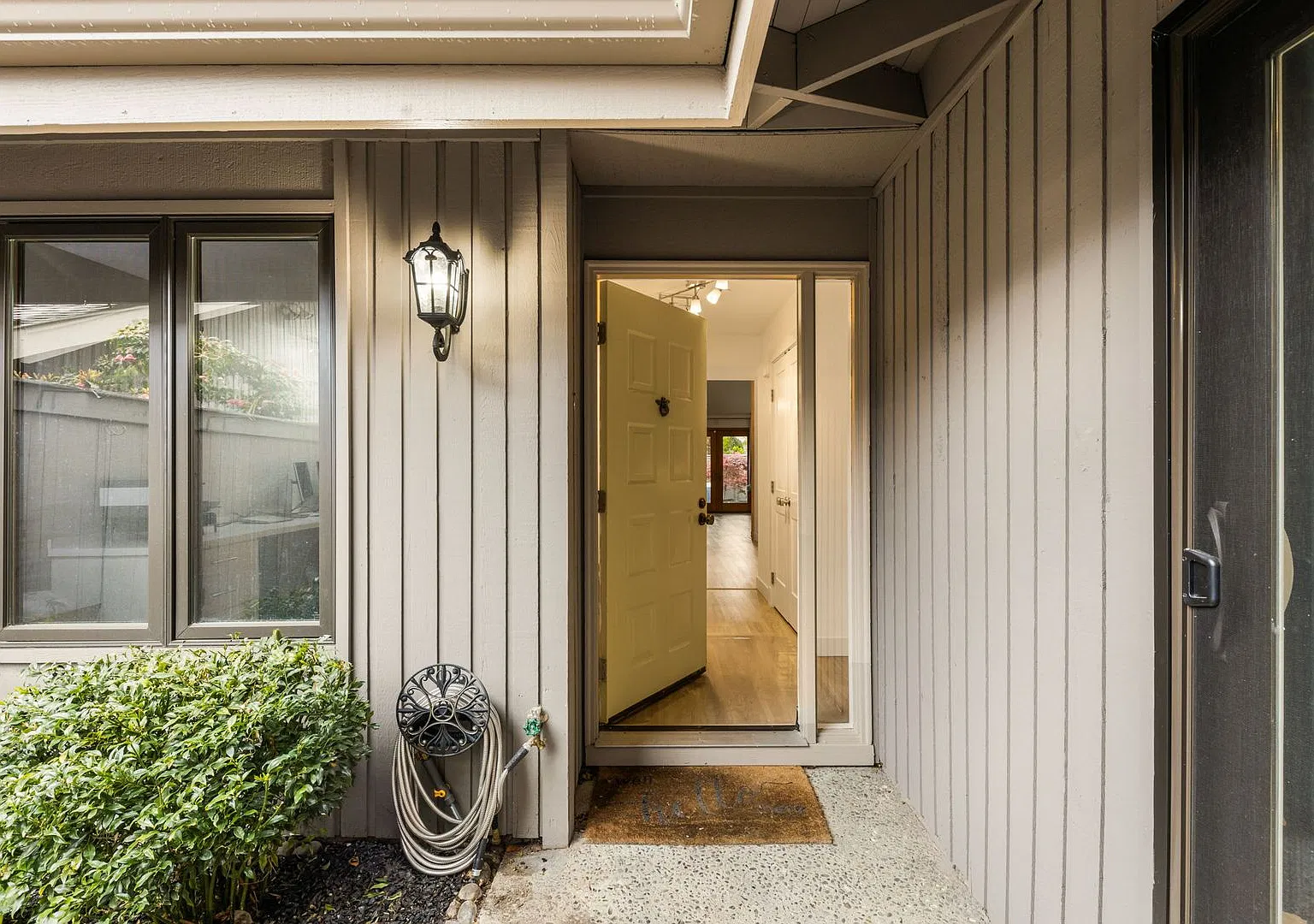 4Bd/3Ba Bellevue Townhome — Photo 3