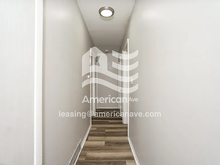 1554133_014_hallway_13988353.jpg