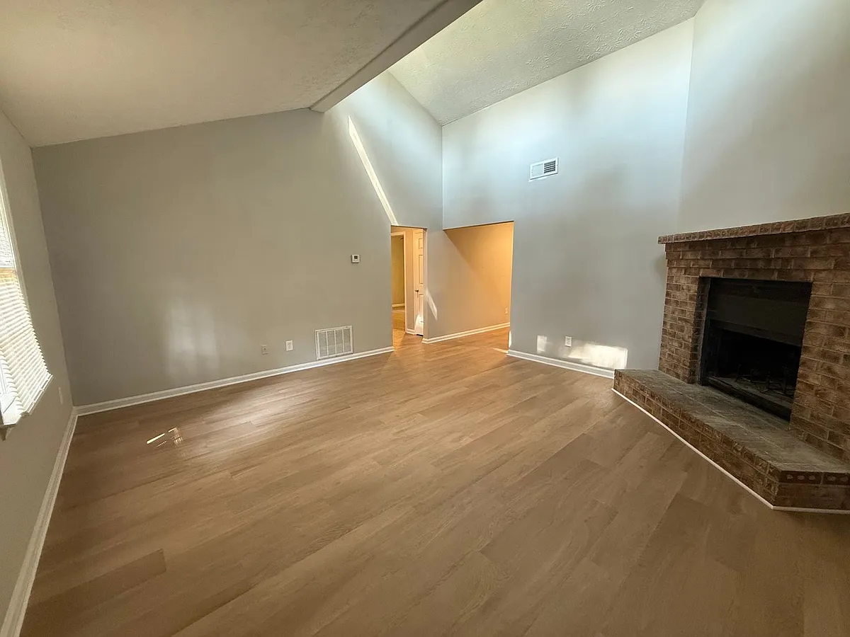 Building Photo - 661 Maplewood Ln
