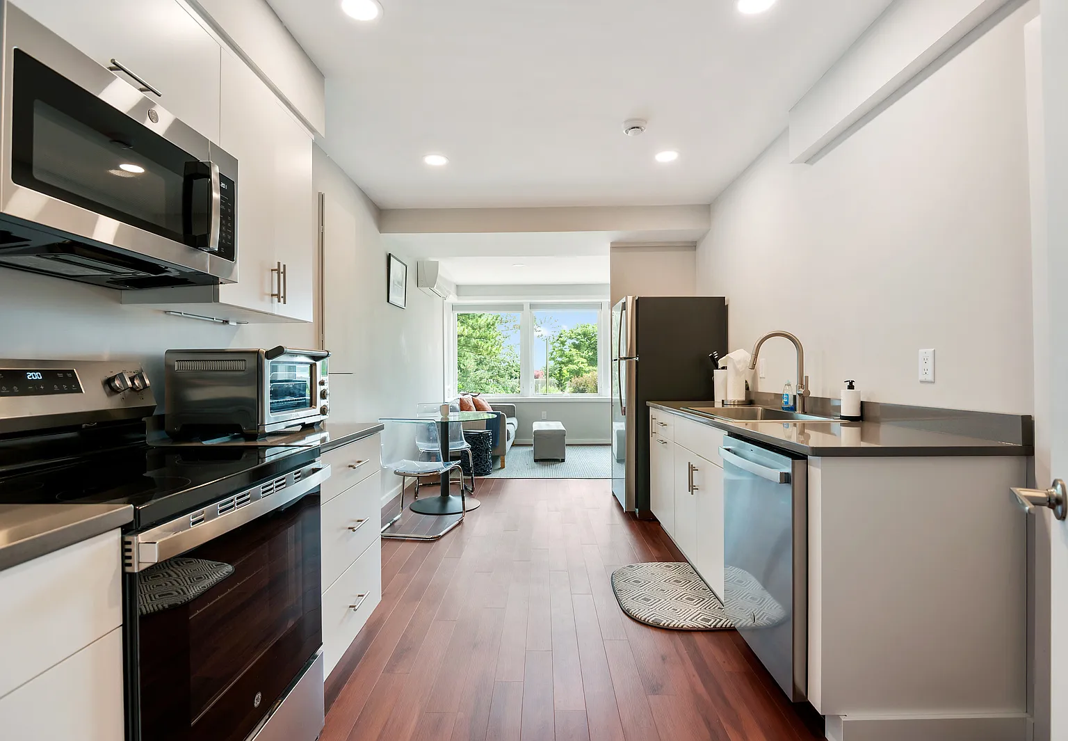 1 bed, 655 sqft, $2,600 — Photo 3