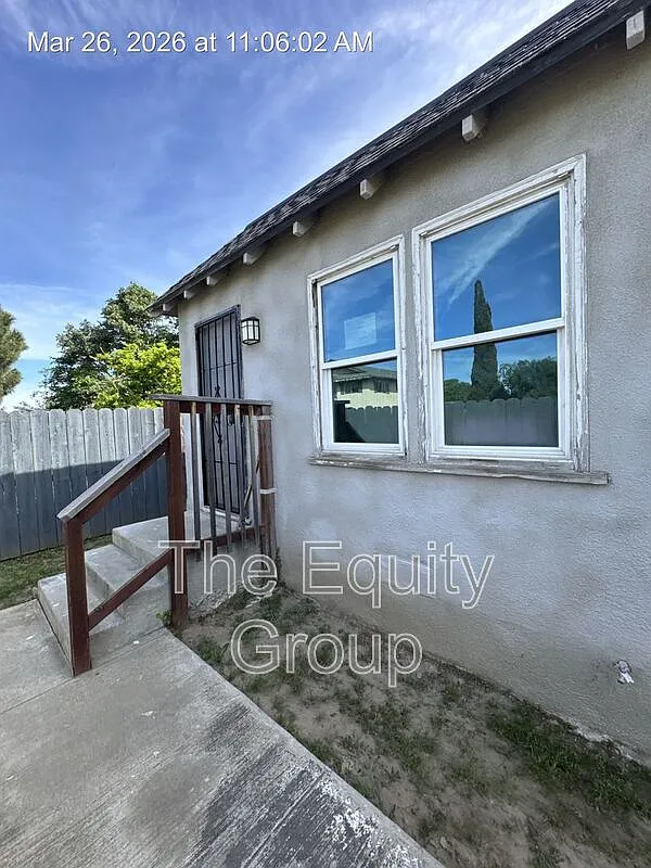 Building Photo - 240 E Hanford Armona Rd #E
