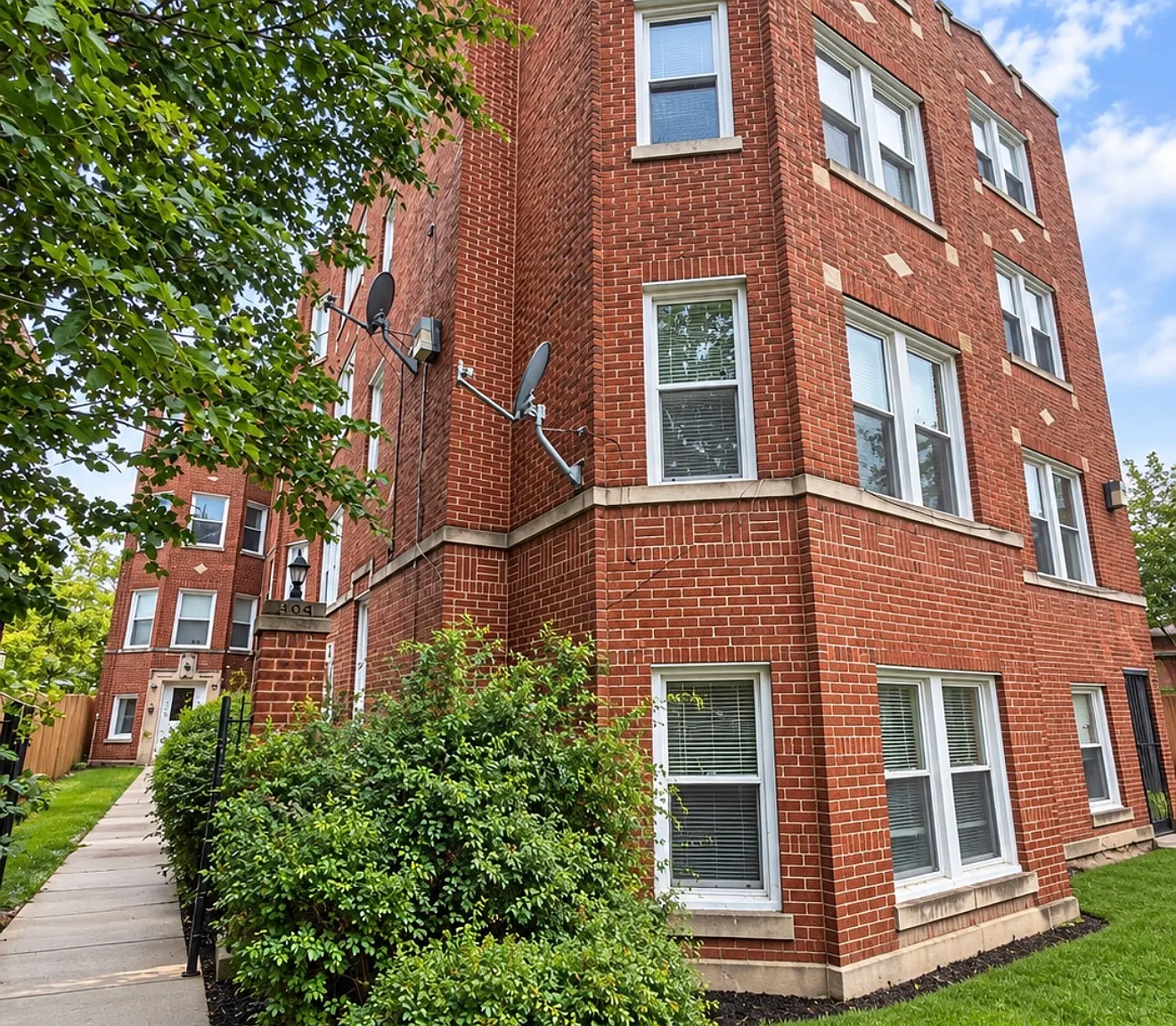 2 bed, 915 sqft, $1,700 — Photo 1