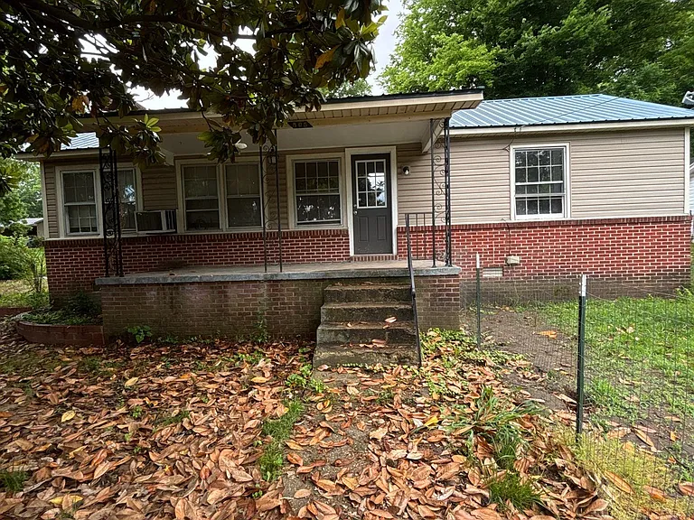 505 N College St — Photo 1