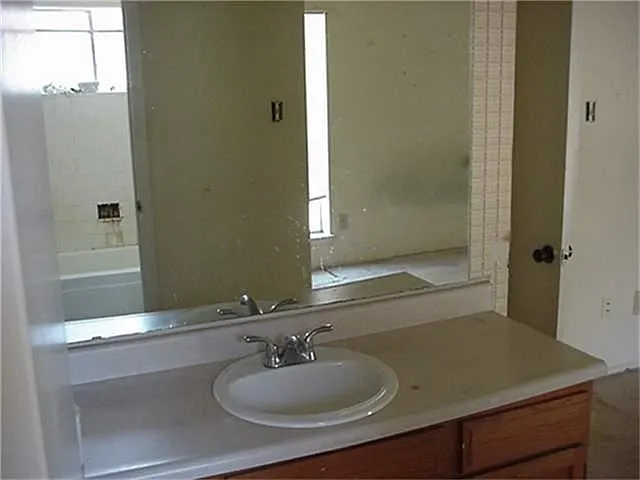 3 bed, 1.0 bath, 1284 sqft, $1,599 — Photo 2