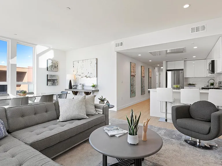11NOHO APARTMENTS — Photo 10