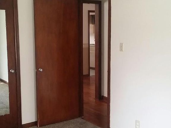3rd image of 810 S Drury Ln