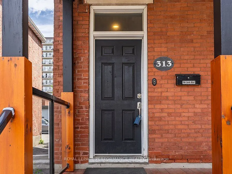313 Lebreton St S — Photo 4