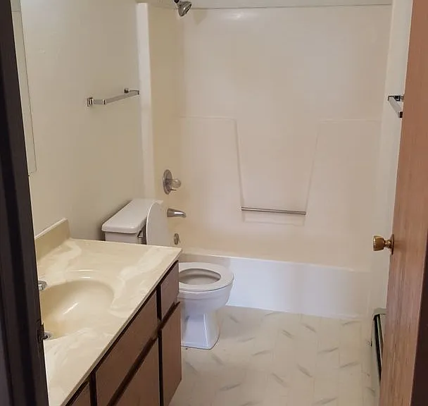 512 E Bronson Rd — Photo 3