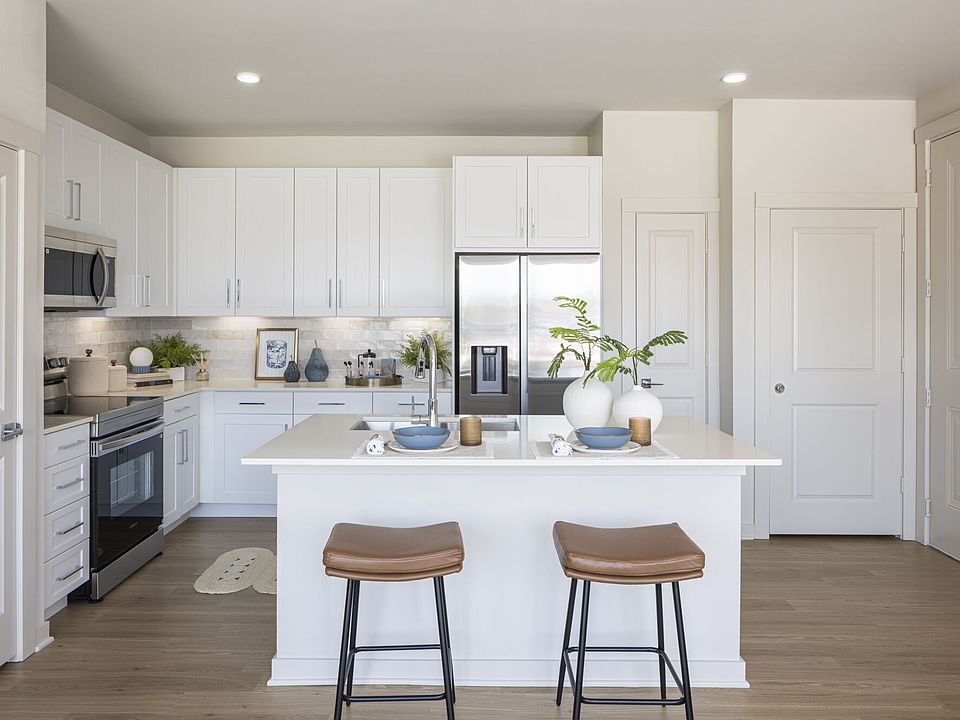Broadstone Creekside apartments community photo