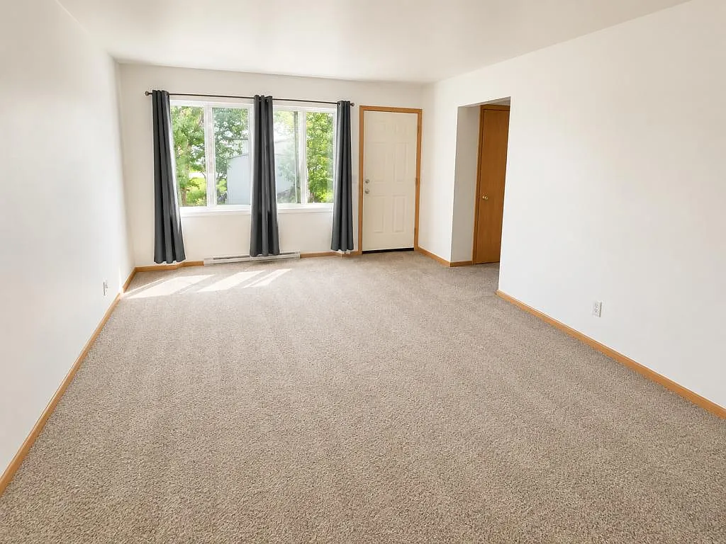 115 11th Ave NW — Photo 3