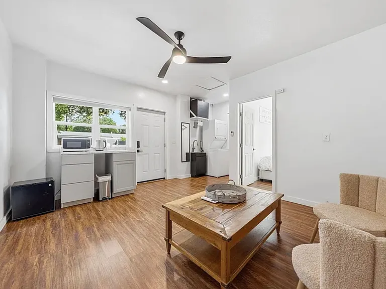 1448 Mistletoe Ln #B — Photo 4