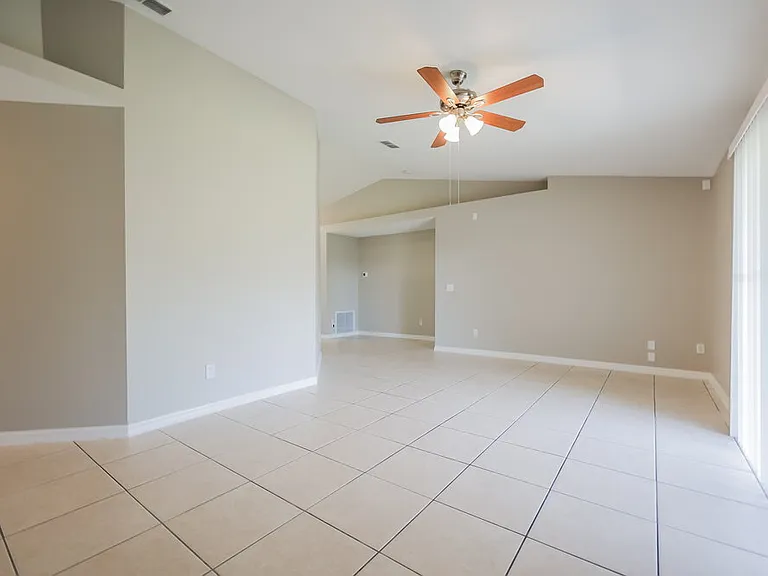 916 Alsace Dr — Photo 4
