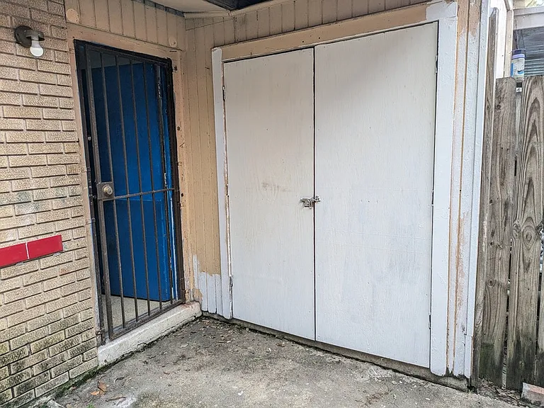 Storage/utility closet with laundry hookups (washer & electric dryer)