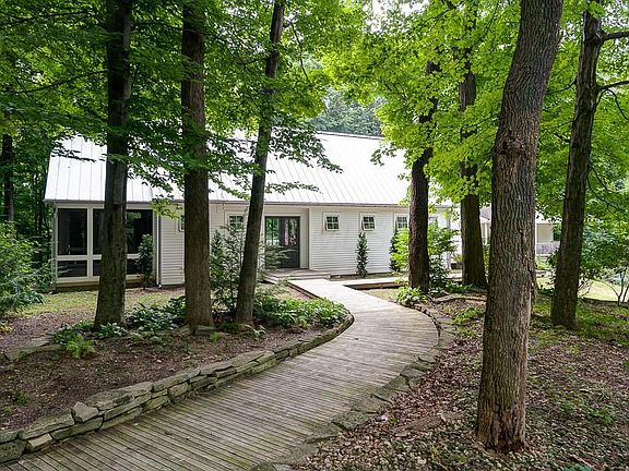 4th image of 372 Thornewood Dr