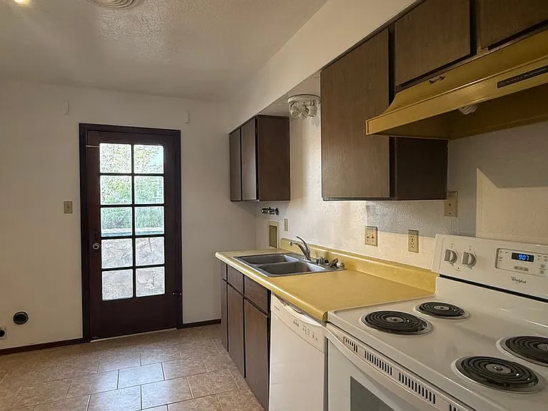 950 Mormon Dr — Photo 13