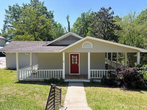 27 N 3rd St, Bay Springs, MS 39422