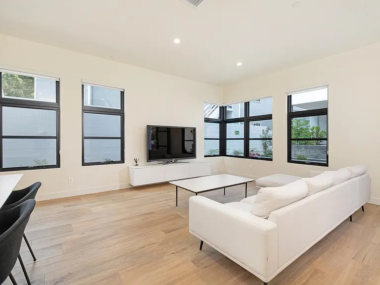 822 S Plymouth Blvd #4 — Photo 8