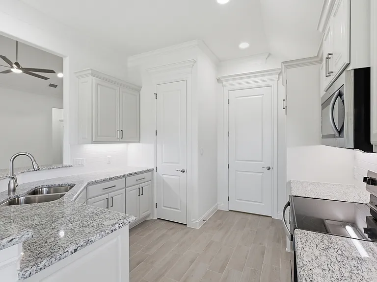 608 Violet Dr — Photo 7