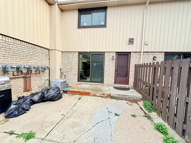 29105 Yorkshire Ln — Photo 14