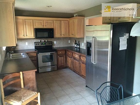 3rd image of 1017 NW Dogwood Dr