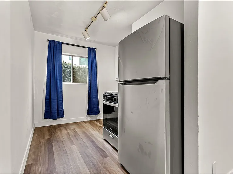 908 N San Vicente Blvd #4 — Photo 8