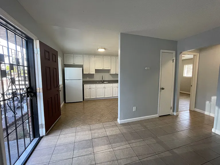 Lone Pine Apartments — Photo 14